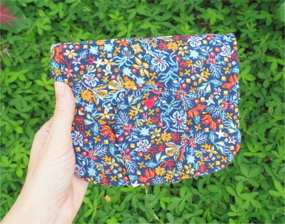 Carteira Bolsa de Mão em Tecido com Estampa Floral