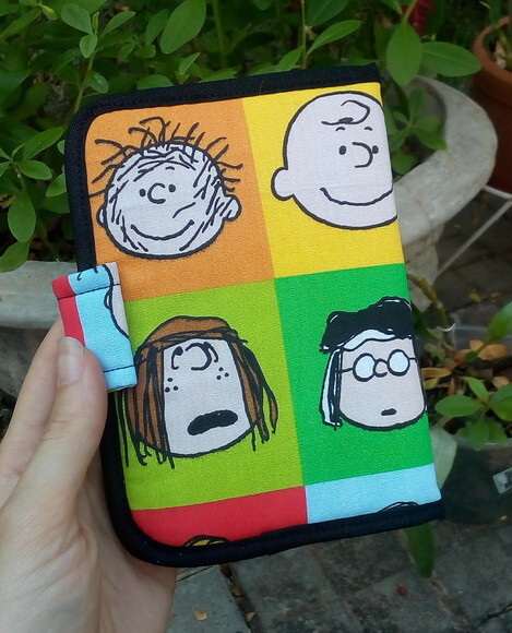 Carteira Porta Passaporte em Tecido a Turma do Charlie Brown