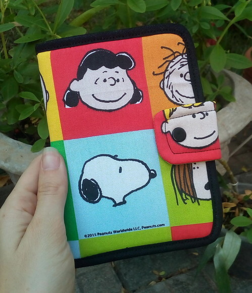 Carteira Porta Passaporte em Tecido a Turma do Charlie Brown