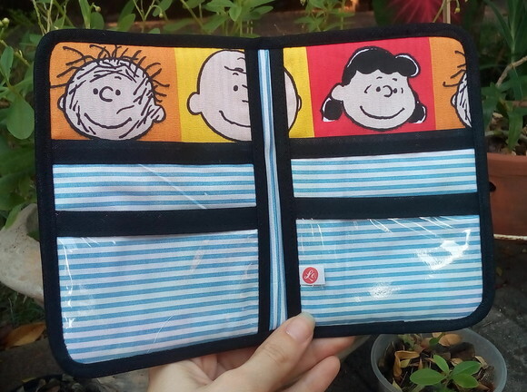 Carteira Porta Passaporte em Tecido a Turma do Charlie Brown