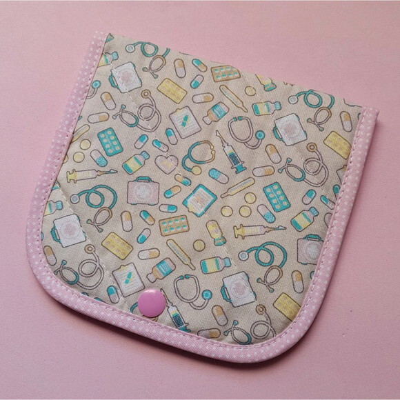 Porta Absorventes em Tecido Estampa Remedinhos