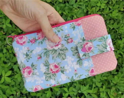 Carteira Porta Celular em Tecido com Estampa de Rosas