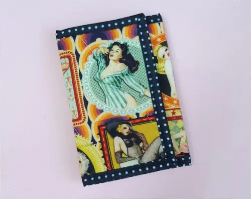 Carteira em Tecido com Estampa Pinup