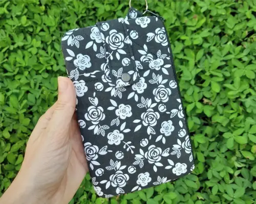 Carteira Porta Celular em Tecido com Estampa de Rosas