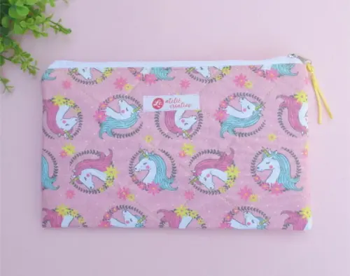 Necessaire em Tecido Estampa Unicórnios