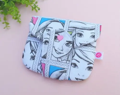 Carteira Multiuso em Tecido com Estampa Princesas