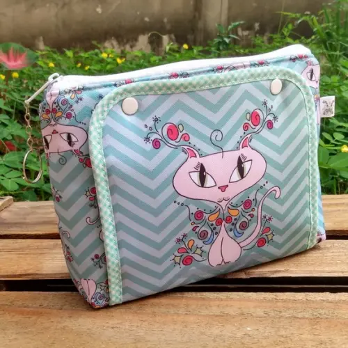 Necessaire Farmacinha em Tecido Estampa Gatinhas - Verde