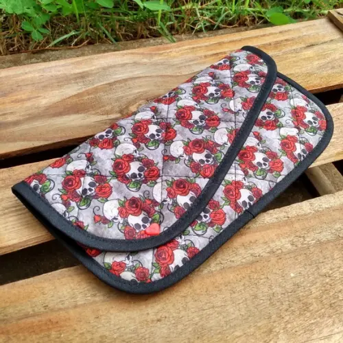 Porta Celular | Bolsa de Mão - Caveirinhas e Rosas