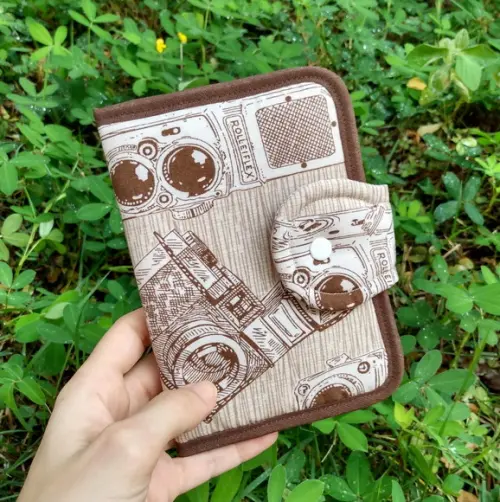 Carteira Porta Passaporte em Tecido Estampa Máquinas Vintage