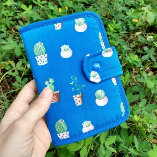 Carteira Porta Passaporte em Tecido Estampa Cactos
