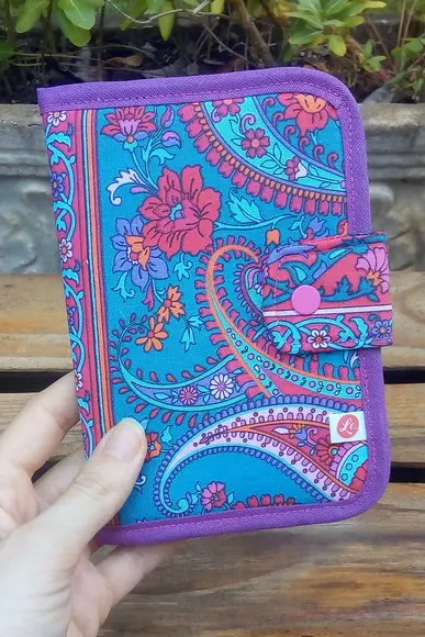 Carteira Porta Passaporte em Tecido Estampa Paisley