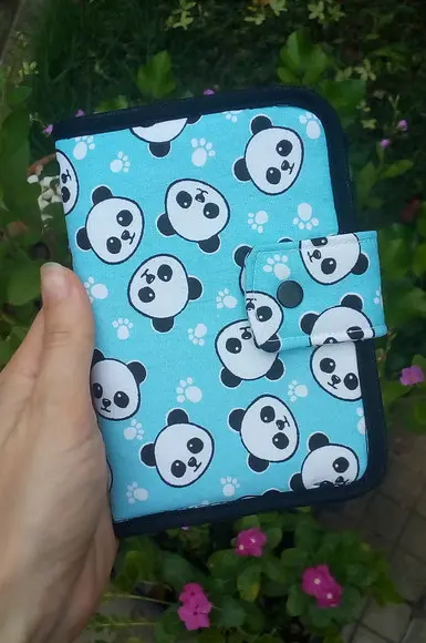 Carteira Porta Passaporte em Tecido Estampa Panda