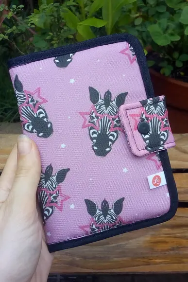 Carteira Porta Passaporte em Tecido Estampa Zebra