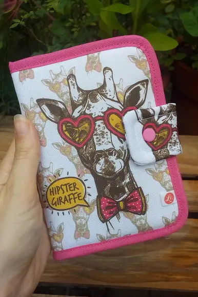Carteira Porta Passaporte em Tecido Estampa Girafa