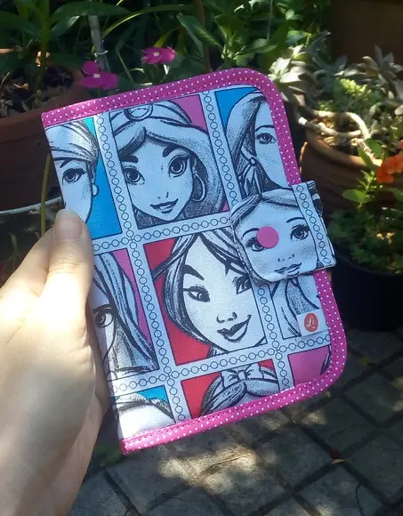 Carteira Porta Passaporte em Tecido Estampa Princesas Disney