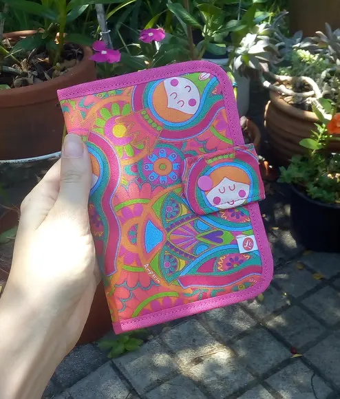 Carteira Porta Passaporte em Tecido Estampa Santinha