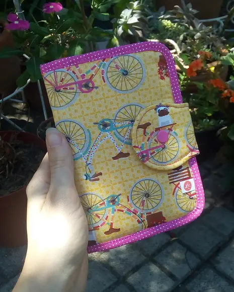 Carteira Porta Passaporte em Tecido Estampa Bicicletas