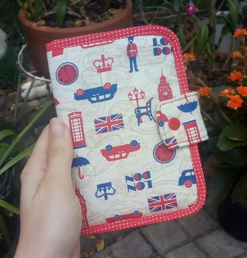 Carteira Porta Passaporte em Tecido Estampa Londres