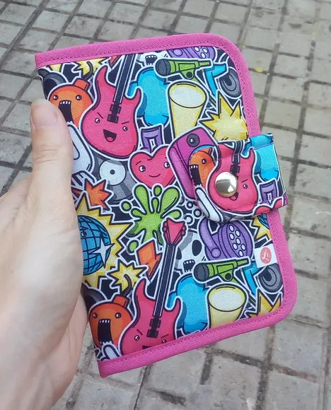 Carteira Porta Passaporte em Tecido Estampa Rock!
