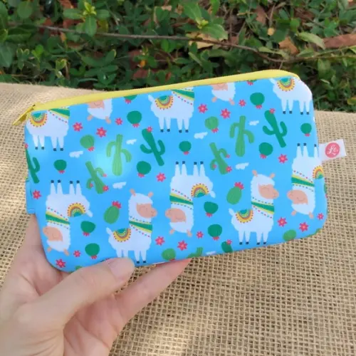 Necessaire em Tecido com Estampa de Lhamas e Cactos