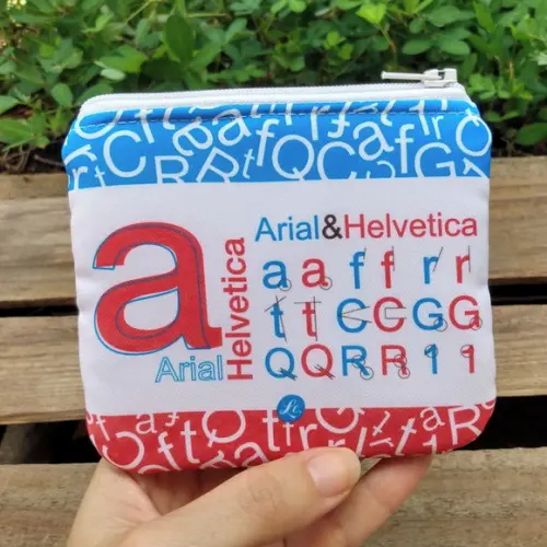 Porta Moedas em Tecido Estampa Arial x Helvetica