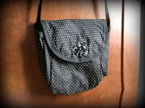 Bolsa Preta com Poás e Caveirinhas