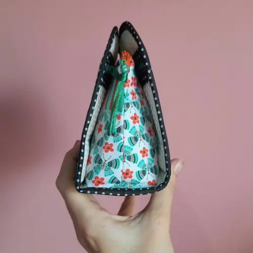 Necessaire Organizadora com Abas: Praticidade na Bolsa