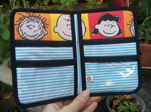 Carteira Porta Passaporte em Tecido a Turma do Charlie Brown