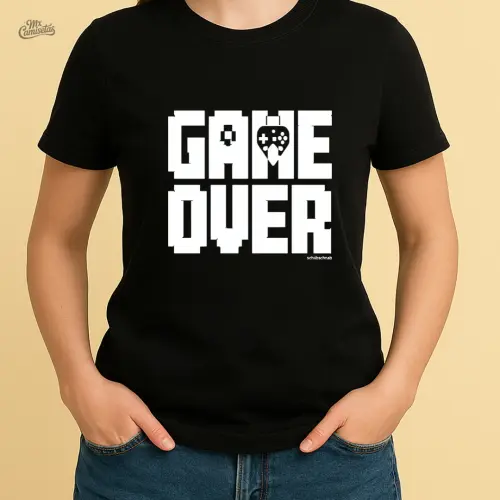 Camiseta Feminina Artesanal Game Over – Estampa Pixelada com Controle para Gamers Nostálgicas e Estilosas
