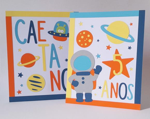 Kit com 2 Displays de Mesa Planetas Astronauta