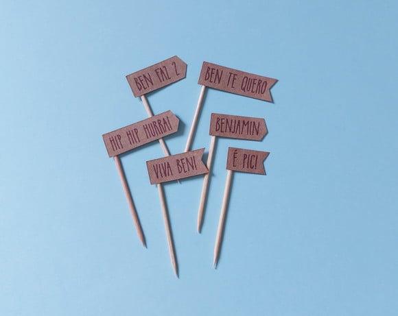 Mini Toppers Bandeirinhas com Texto Personalizado em Kraft