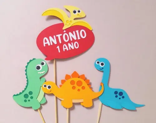 Topo de Bolo Dinossauros em Camadas
