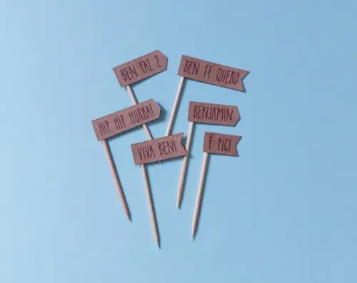 Mini Toppers Bandeirinhas com Texto Personalizado em Kraft