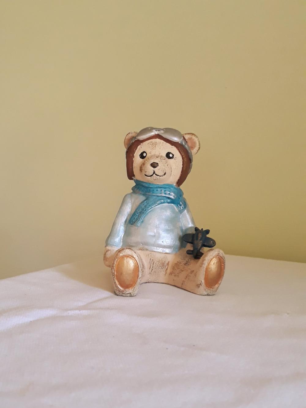 Urso aviador sentado em resina