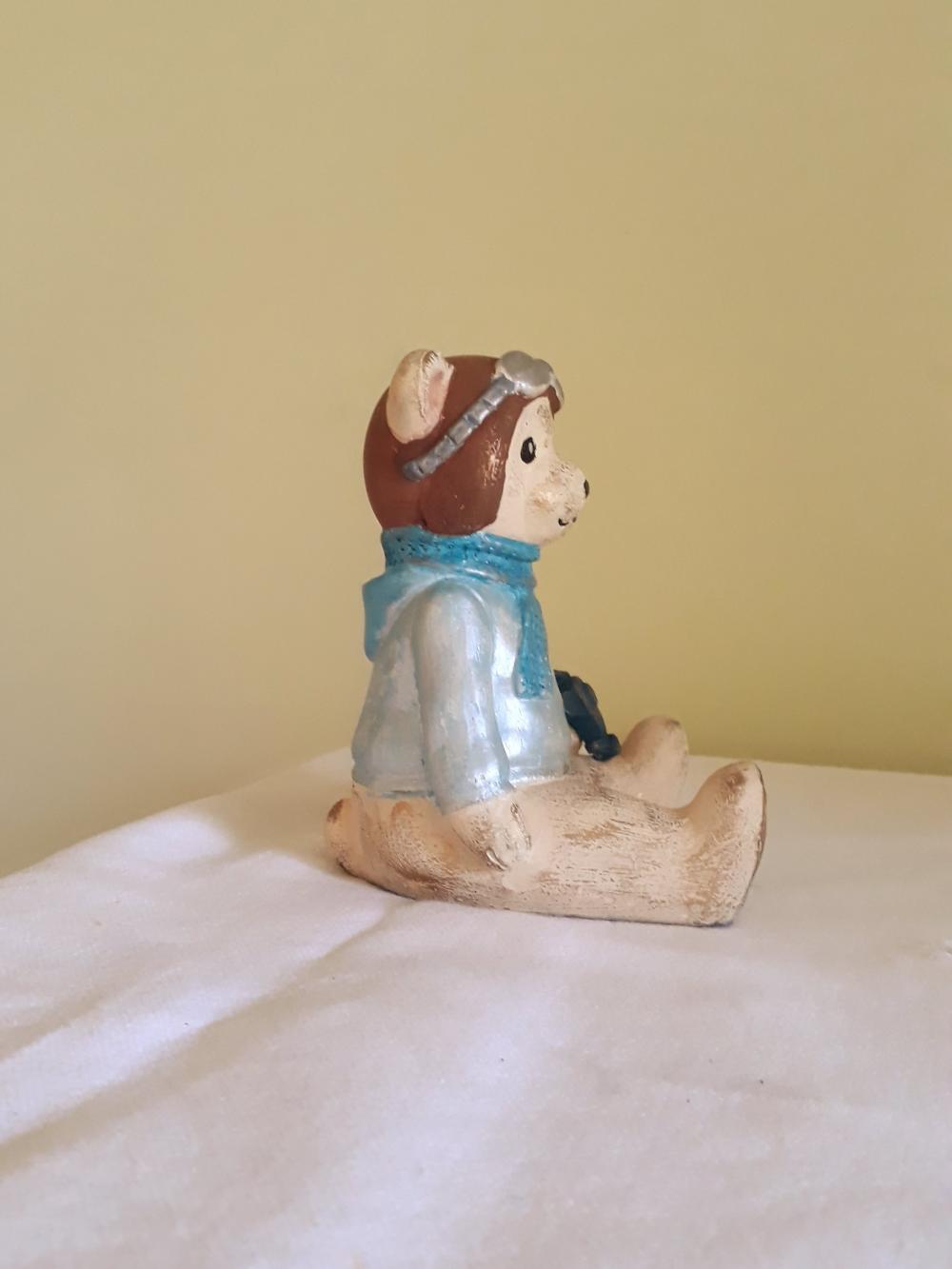 Urso aviador sentado em resina