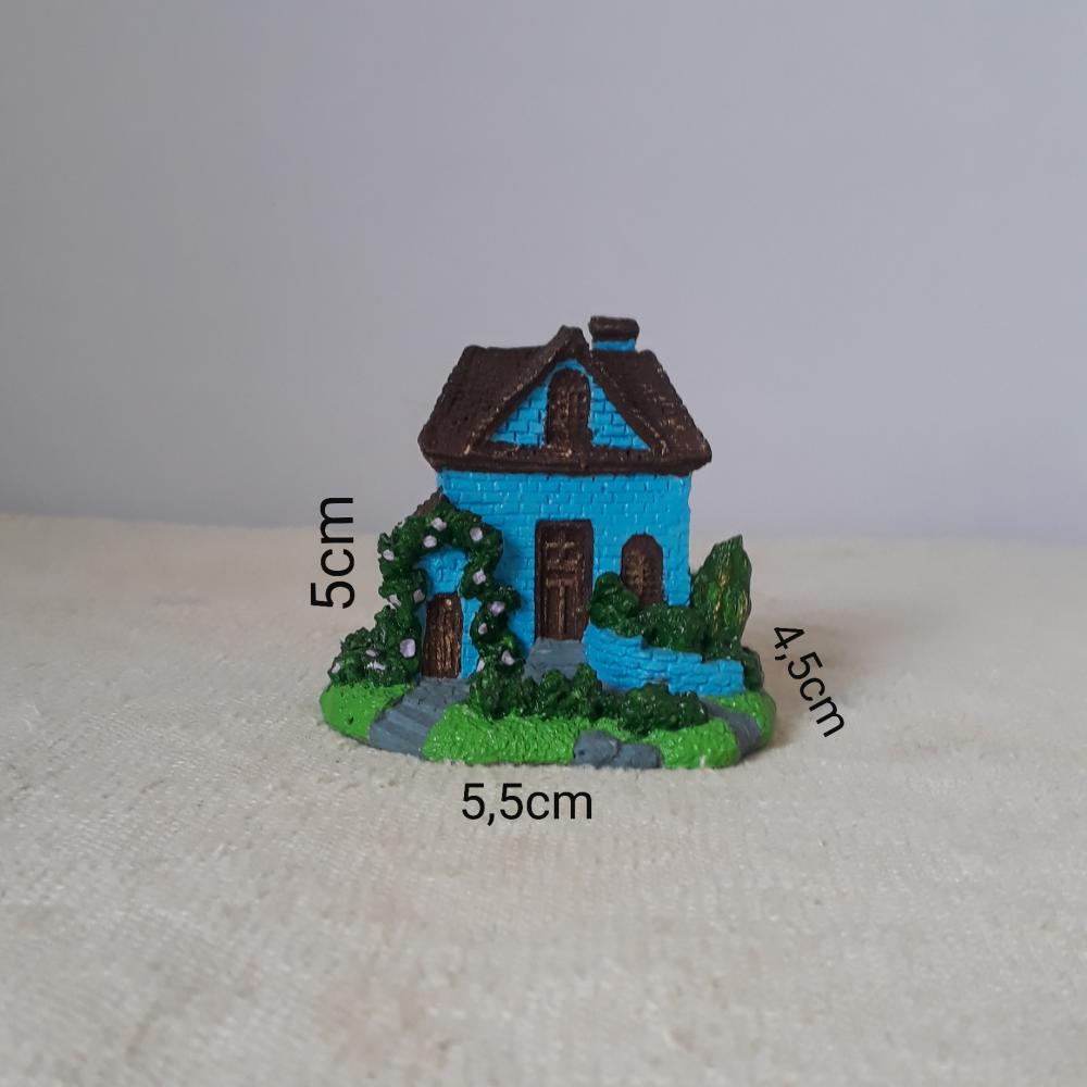 Casa Miniatura de Resina azul com telhado marron pintada á mão