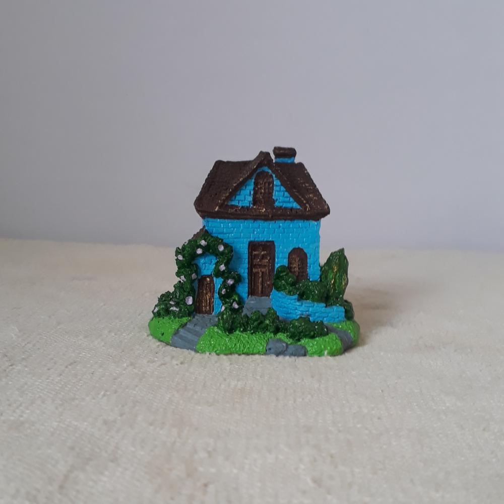 Casa Miniatura de Resina azul com telhado marron pintada á mão