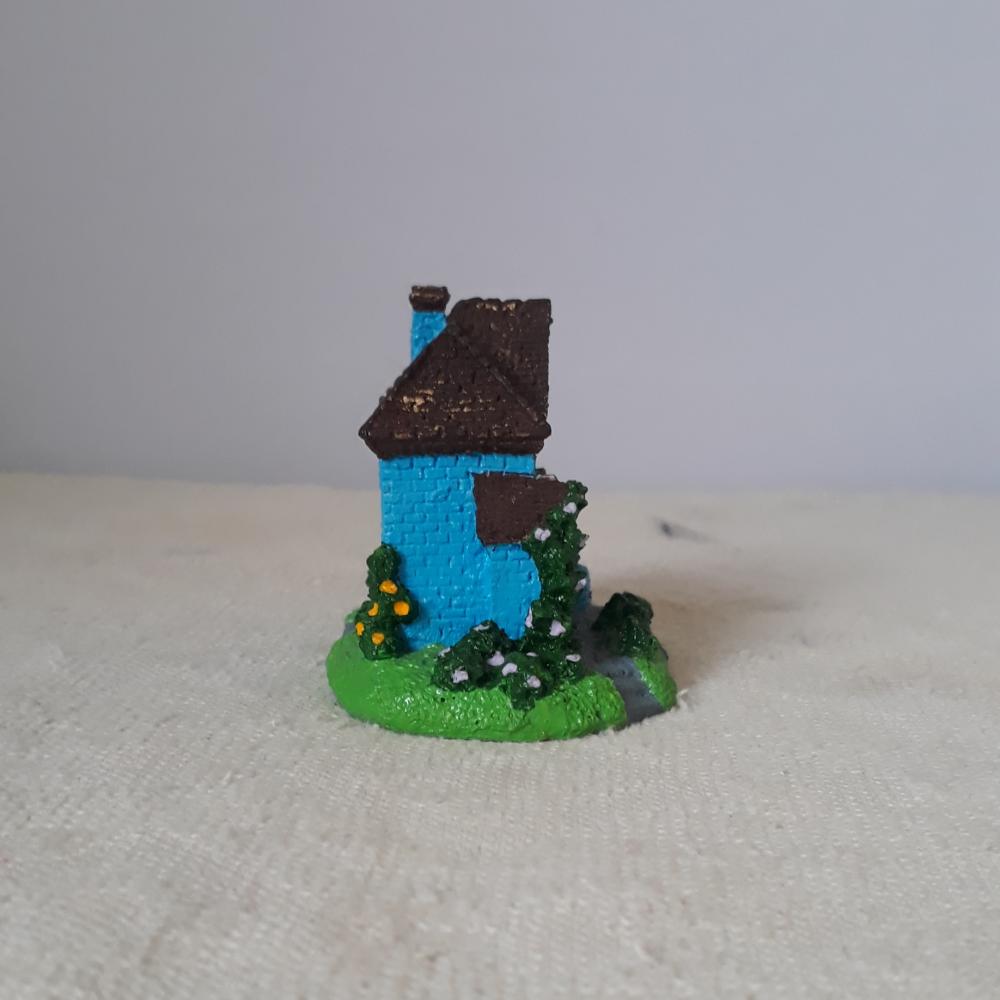 Casa Miniatura de Resina azul com telhado marron pintada á mão