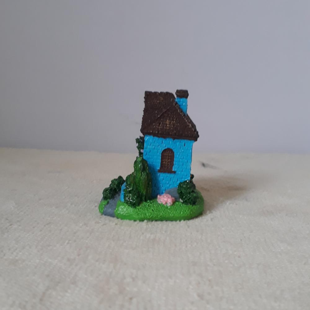 Casa Miniatura de Resina azul com telhado marron pintada á mão