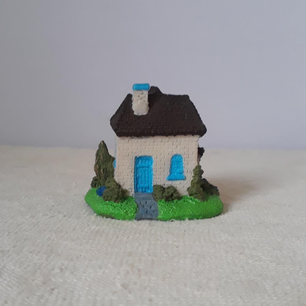 Casa Miniatura de Resina azul pintada á mão