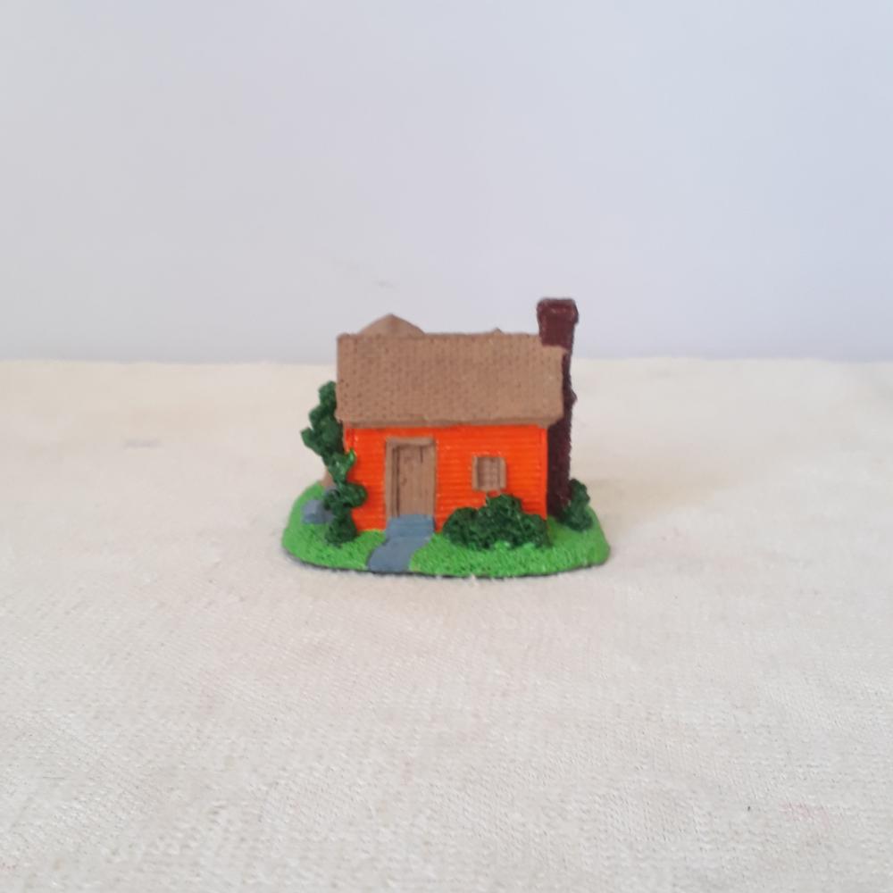 Casa Miniatura de Resina alaranjada