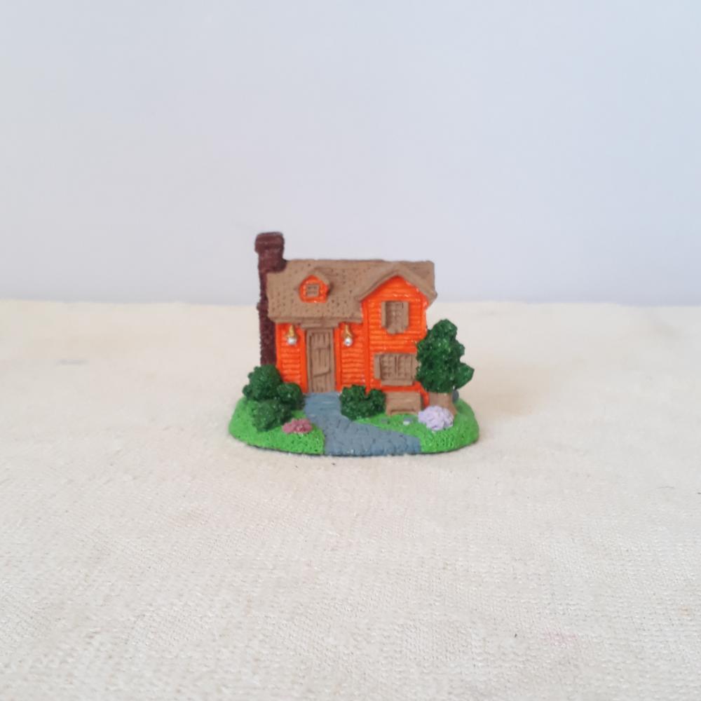 Casa Miniatura de Resina alaranjada