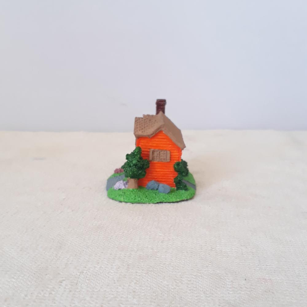 Casa Miniatura de Resina alaranjada