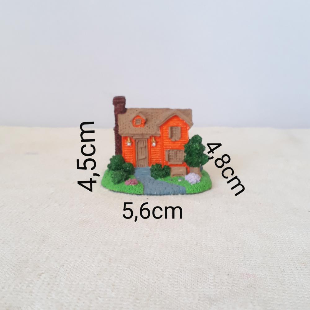 Casa Miniatura de Resina alaranjada