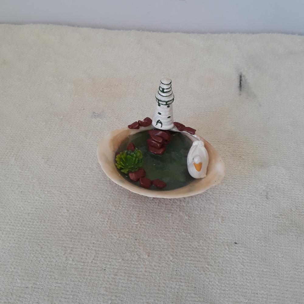 cenário com concha e farol