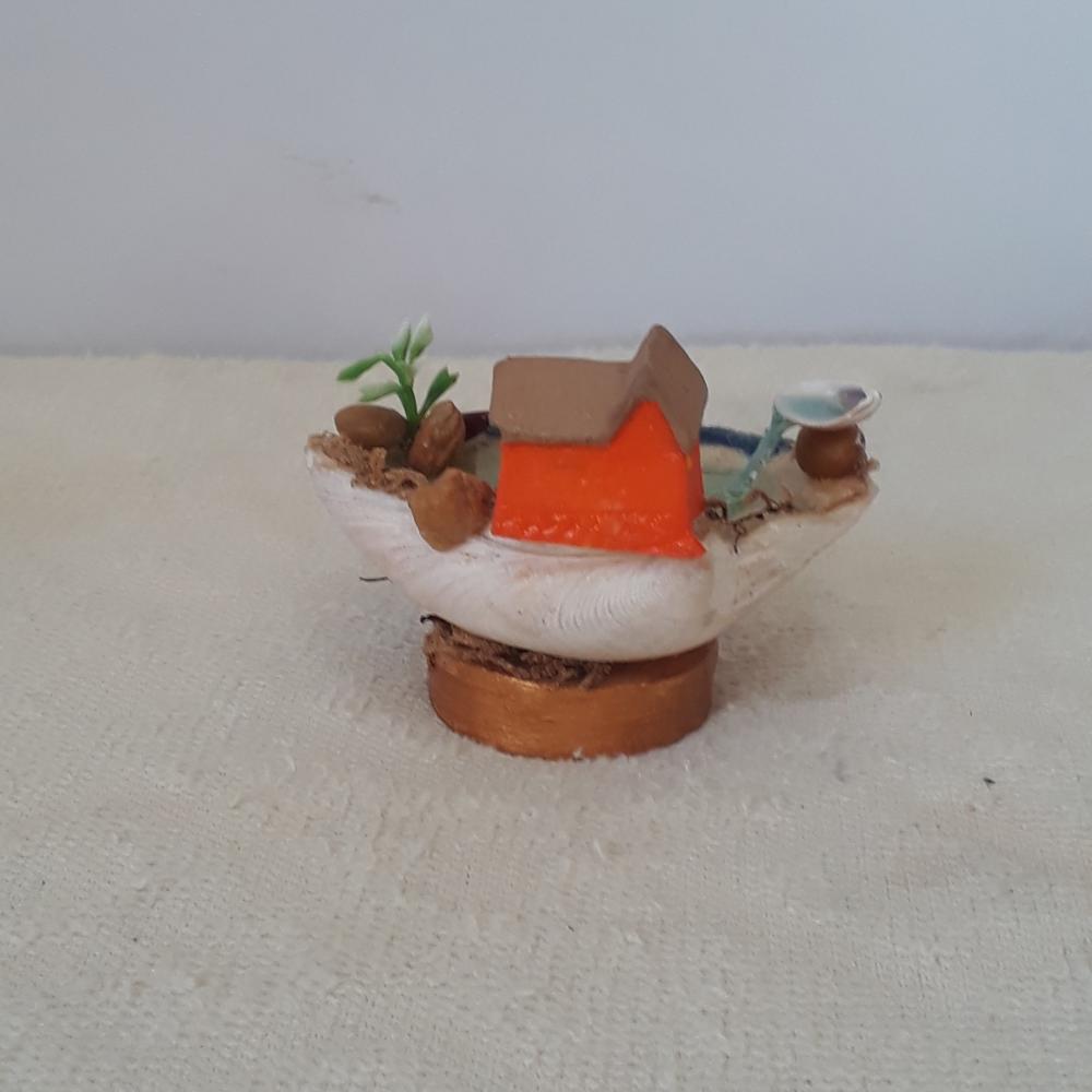 Cenário com concha e miniatura de caa de resina