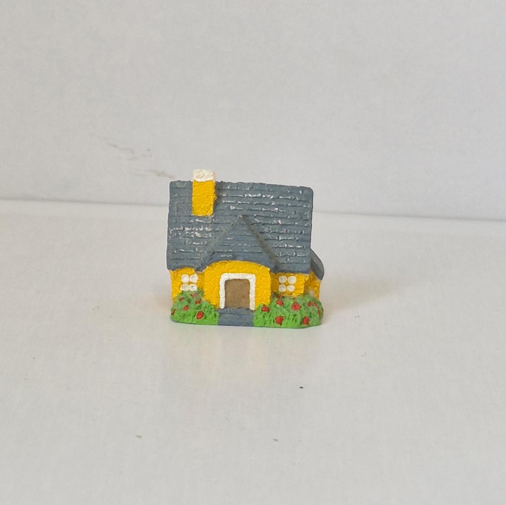 Casa Miniatura de Resina amarela