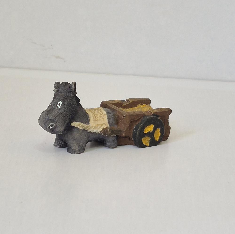 Burrinho de resina puxando carroça