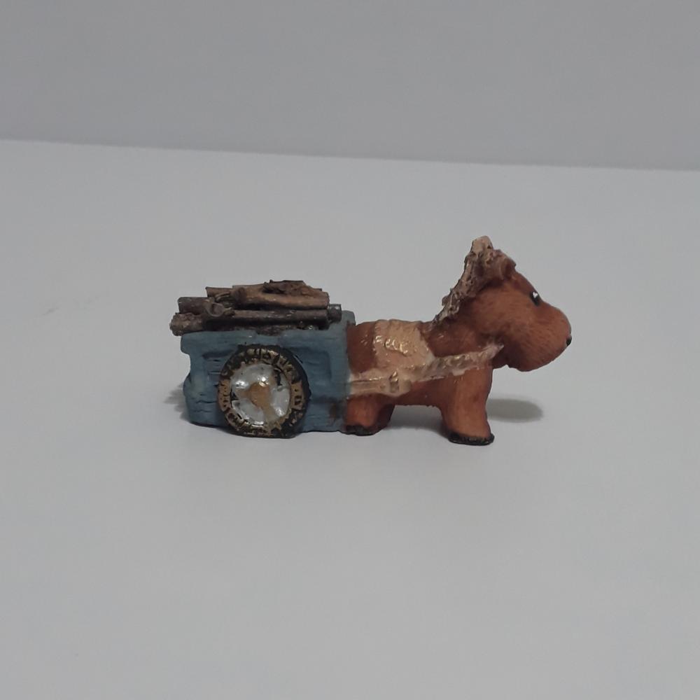 Burrinho de resina puxando carroça com gravetos