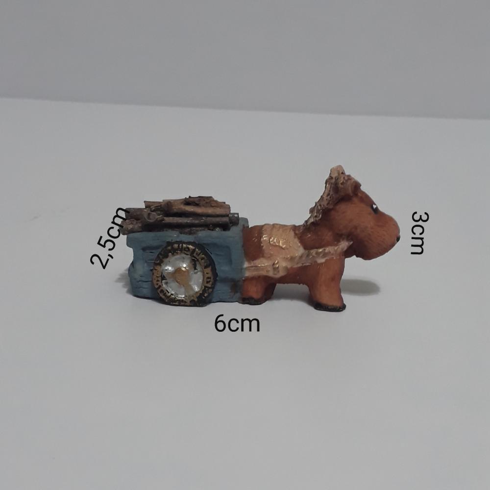 Burrinho de resina puxando carroça com gravetos